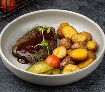 Говядина томленая с картофелем черри