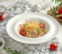 Салат с говядиной и копчёной курицей