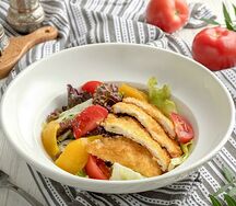 Салат с хрустящим цыплёнком и манго