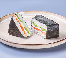 Онигири с лососем