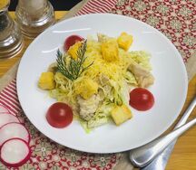 Салат Цезарь с курицей