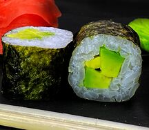 Ролл Авокадо маки Нож и Мясо