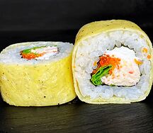 Ролл Томаго кани нож и мясо