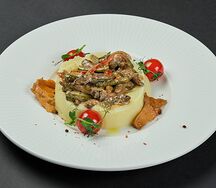 Бефстроганов с белыми грибами на картофельном пюре