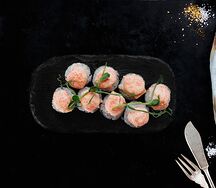 Ролл запеченный с лососем и креветкой
