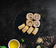 Ролл с креветкой и ореховым соусом