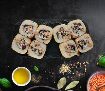 Ролл с лососем и ореховым соусом