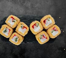 Жареный ролл с тортильей и крабом