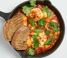 Шакшука с сыром и яйцом пашот