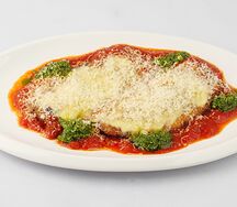 Хрустящий шницель с соусом маринара под сыром