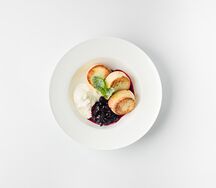 Сырники с кремом пломбир и смородиновым вареньем