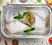 Штрудель с яблоком, белым изюмом и грецким орехом