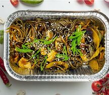Соба с куриным филе и овощами
