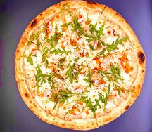 Пицца с креветками и рукколой