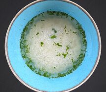 Куриный бульон с заварным яйцом и зеленью