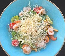 Салат Цезарь с креветками