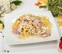 Спагетти с ветчиной и грибами со сливками
