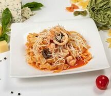 Фетучини с креветками и кальмаром в соусе наполи