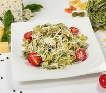 Фетучини с курицей и грибами в соусе песто