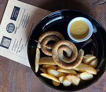 Колбаски Нюрнбергские с картофельными дольками и горчичным соусом