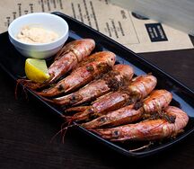 Жареные лангустины с чесноком и соусом