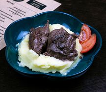 Говяжьи щечки с картофельным пюре и томатами