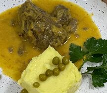 Томлёные говяжьи щёчки