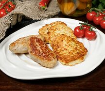 Котлеты куриные с оладьями из кабачков