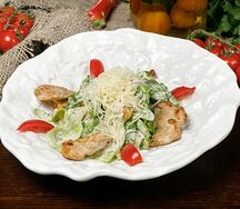 Салат Цезарь с куриной грудкой