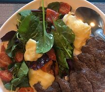 Салат стейк с сыром сулугуни и вялеными черри