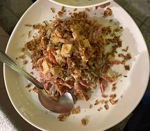 Салат с цыплёнком, копчёным сыром и грибами