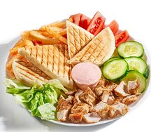 Гирос на тарелке со свининой