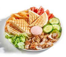 Гирос на тарелке с курицей