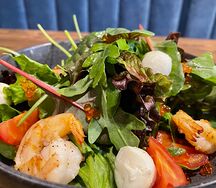 Салат с тигровыми креветками