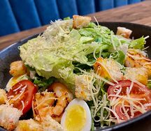 Салат Цезарь с креветками