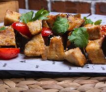 Теплый салат с баклажанами