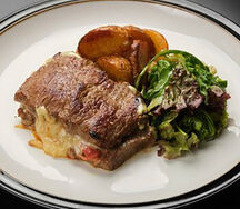 Говяжья вырезка с овощами и сыром