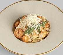 Феттуччине с креветками и семгой