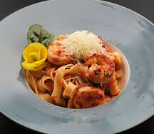 Паста с креветками в томатном соусе