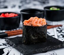 Гункан с лососем