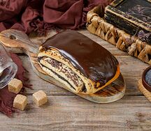 Булочка маковая с шоколадной глазурью