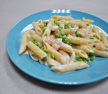 Паста с креветками, кальмаром и горохом