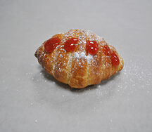 Круассан с клубничным джемом