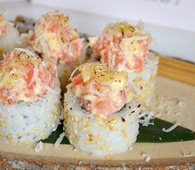 Ролл с опаленным пармезаном и лососем