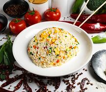 Жареный рис с овощами