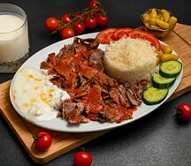 Донер Говядина с рисом на тарелке