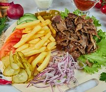 Шаурма с говядиной и бараниной на тарелке