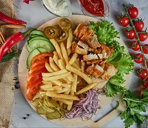 Шаурма с курицей на тарелке