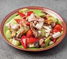 Морепродукты в чесночном соусе