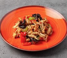 Свинина жаренная с яйцом и черными грибами